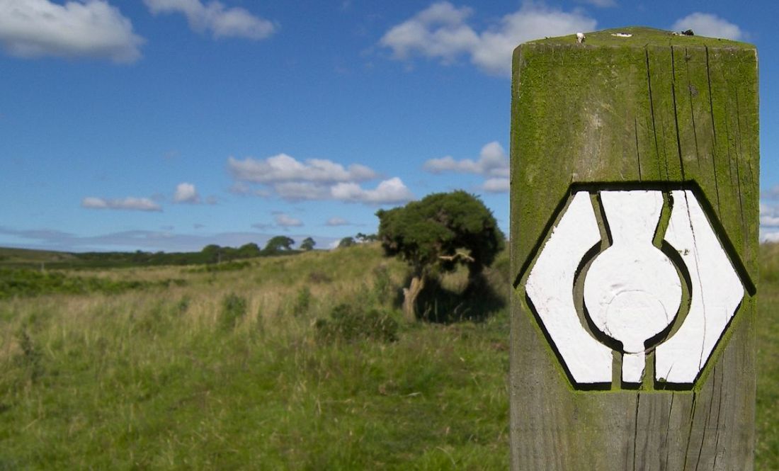 1200px-Waymarker_at_Southern_Upland_Way